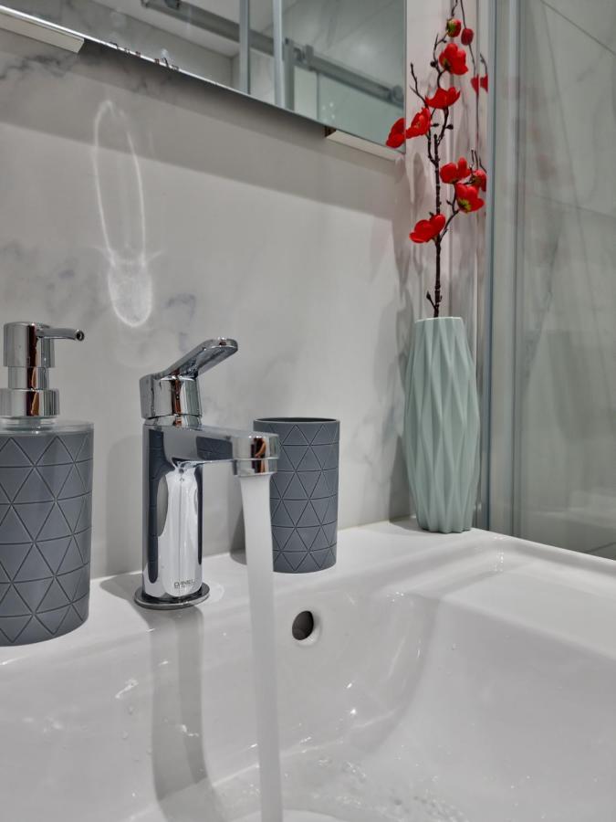 Carisa Deluxe Apartment With Jacuzzi 라르나카 외부 사진