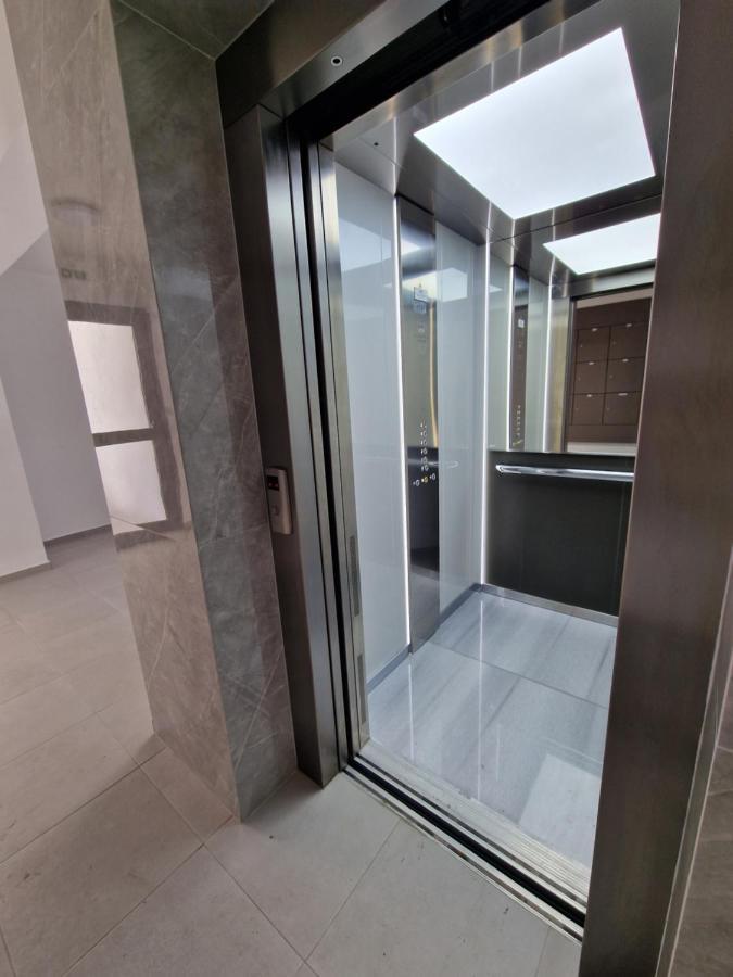 Carisa Deluxe Apartment With Jacuzzi 라르나카 외부 사진