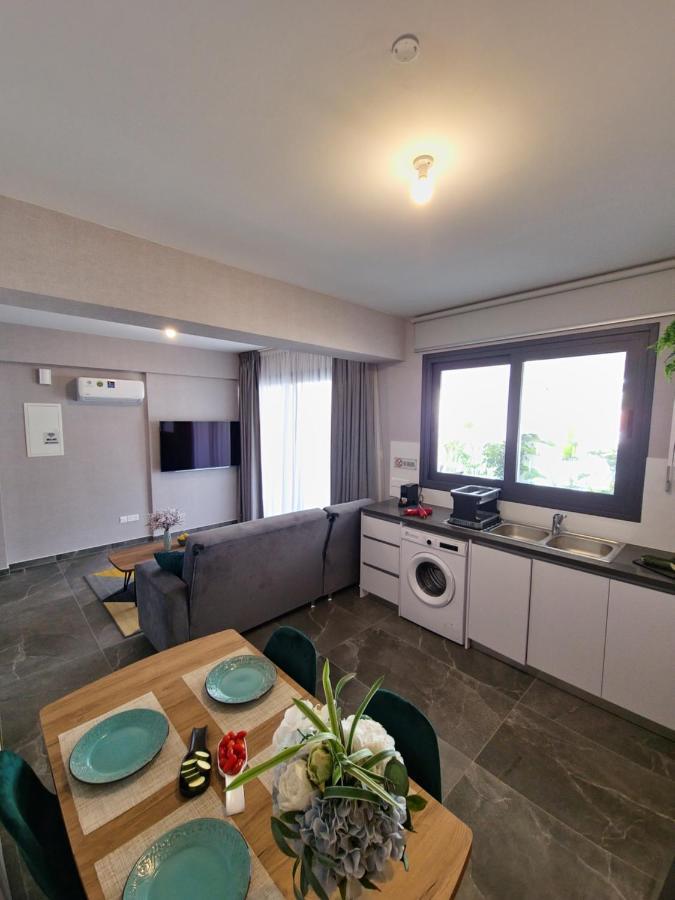 Carisa Deluxe Apartment With Jacuzzi 라르나카 외부 사진