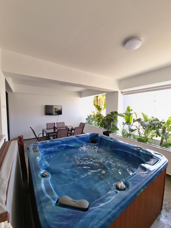 Carisa Deluxe Apartment With Jacuzzi 라르나카 외부 사진